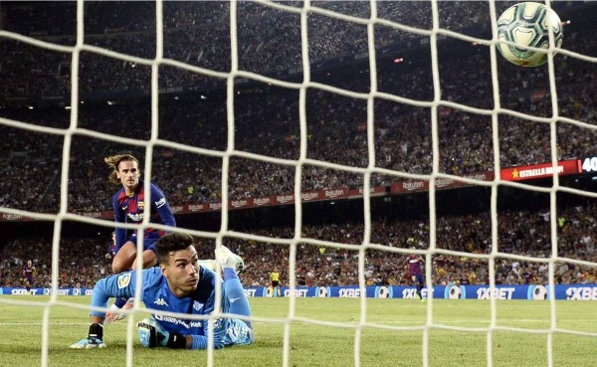 El portero del Betis, Dani Martín, observando como el balón entra en su arco tras el disparo de Griezmann.