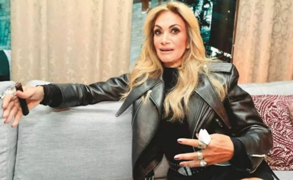 La reconocida periodista mexicana Adela Micha se encuentra en el ojo de la polémica tras posar en bikini y publicarlo en sus redes sociales. <br/><br/>Y es que el abuso del photoshop fue demasiado evidente según sus seguidores, quienes no han parado de hacerle toda clase de comentarios negativos a la presentadora que fue parte de Televisa.