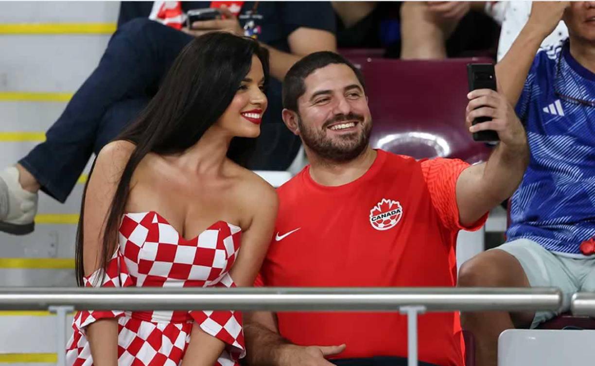 Muchos aficionados de otras selecciones no han perdido la oportunidad de sacarse una foto con la bella croata.