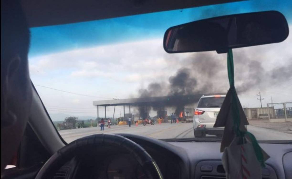 Según una fuente policial, al menos 20 manifestantes llegaron en varios carros, con llantas y gasolina, y procedieron a incendiar las casetas.