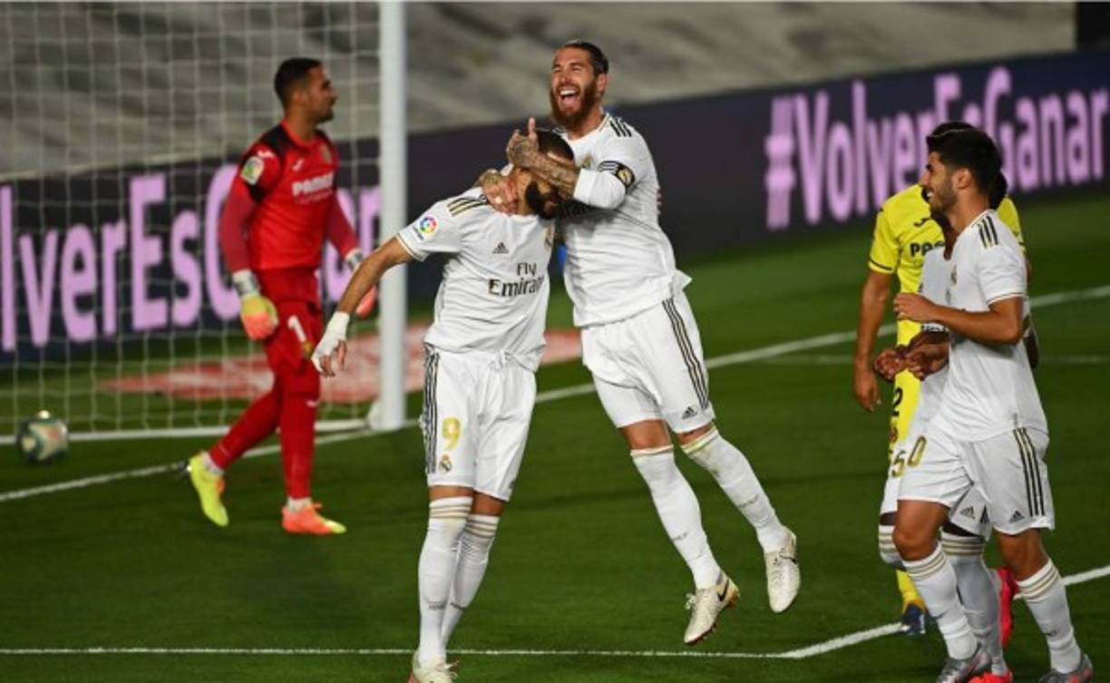 Sergio Ramos saltó sobre Benzema para celebrar el segundo gol del francés.