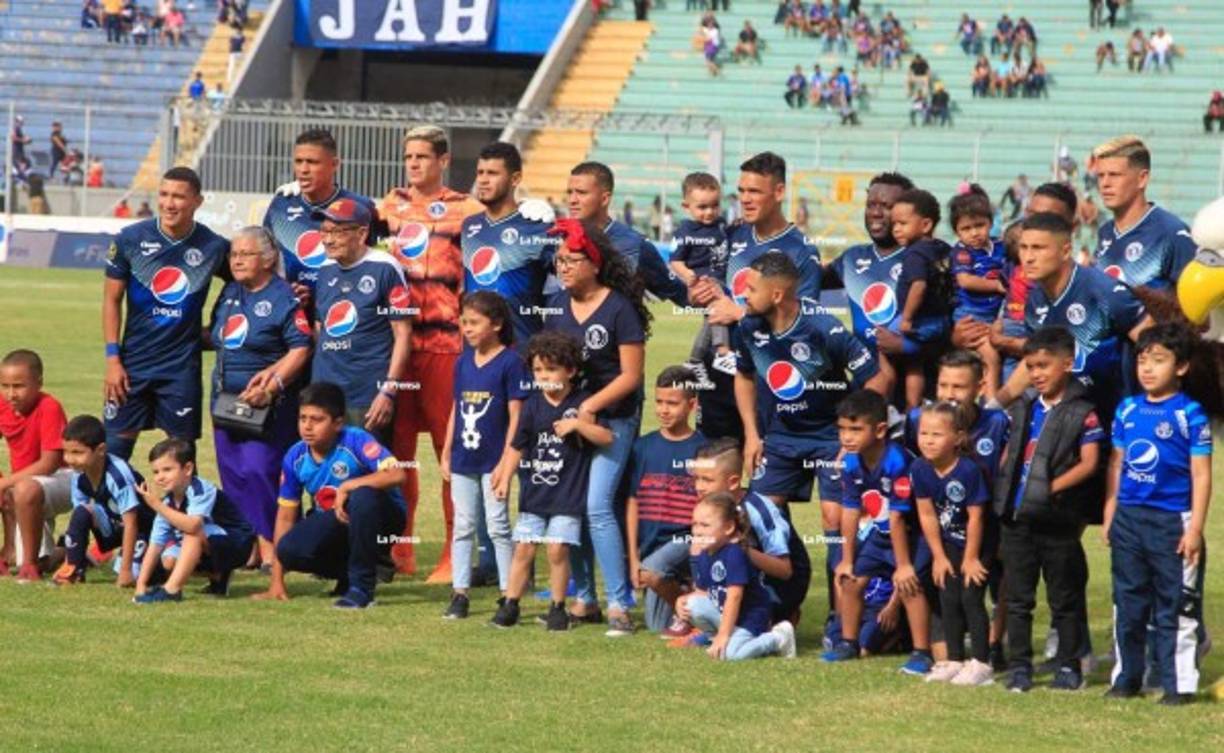 Además de posar con Doña María y don José Ordóñez, el Motagua se tomó la respectiva fotografía con muchos niños. Un lindo gesto de los azules.