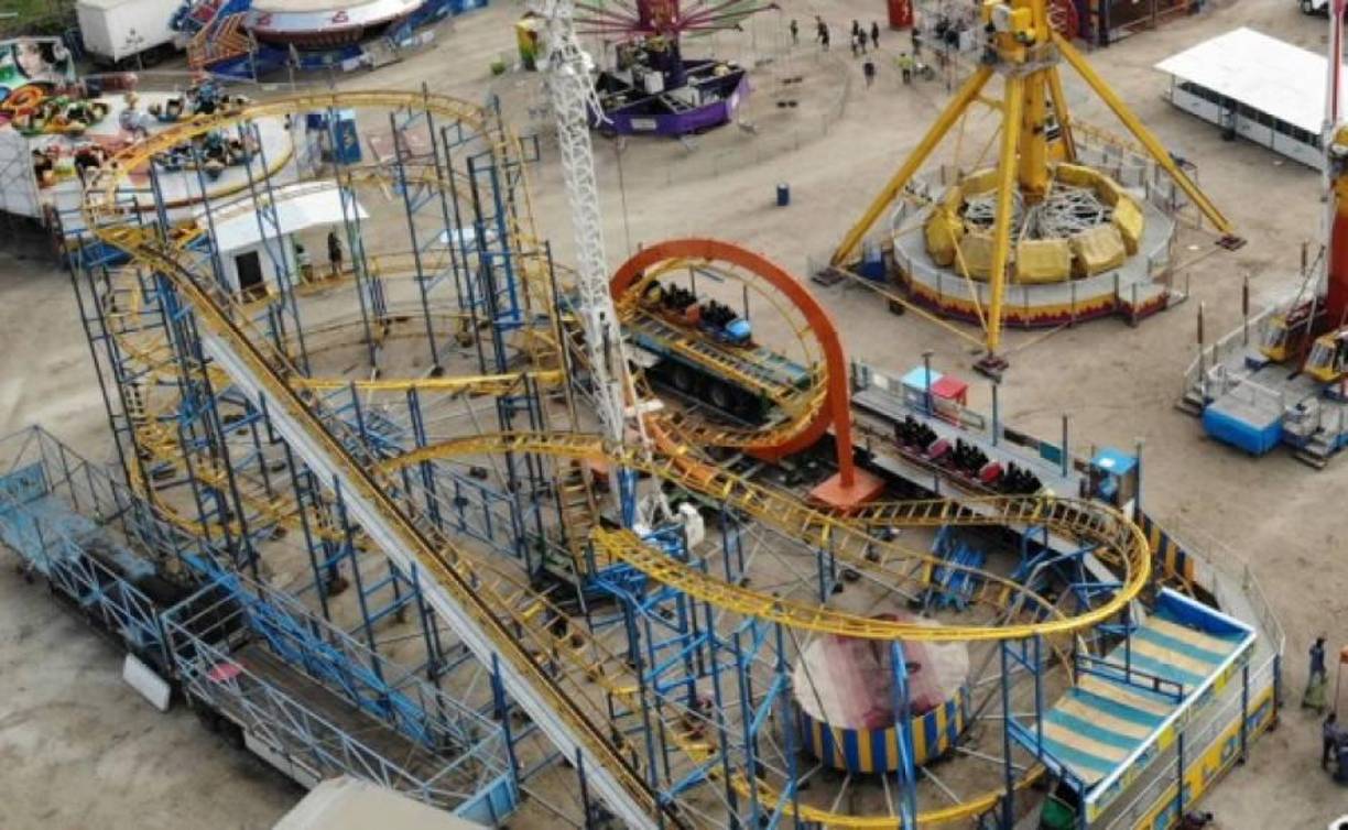¿O que tal la montaña rusa? Este juego es denominado por muchos como “El rey de atracciones de la feria”. Es uno de los juegos extremos más populares en los parques de atracciones de todo el mundo. Para muchos visitantes la montaña rusa es la razón principal o única por la que van a la feria.
