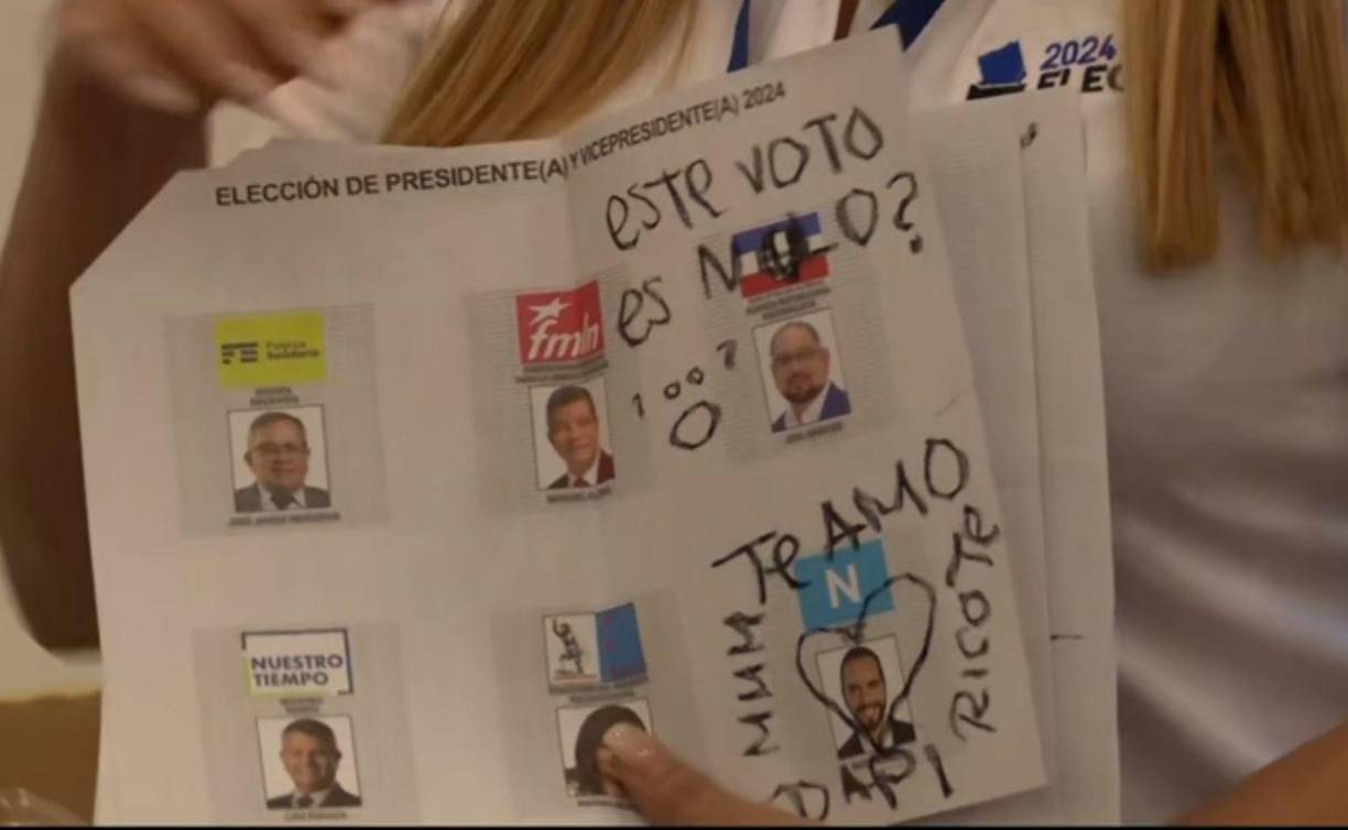 En la papeleta se puede leer “Este voto es nulo” en una de las caras de los contrincantes de Nayib Bukele, y en su cara un corazón donde le dicen “Te amo, papi ricote”.