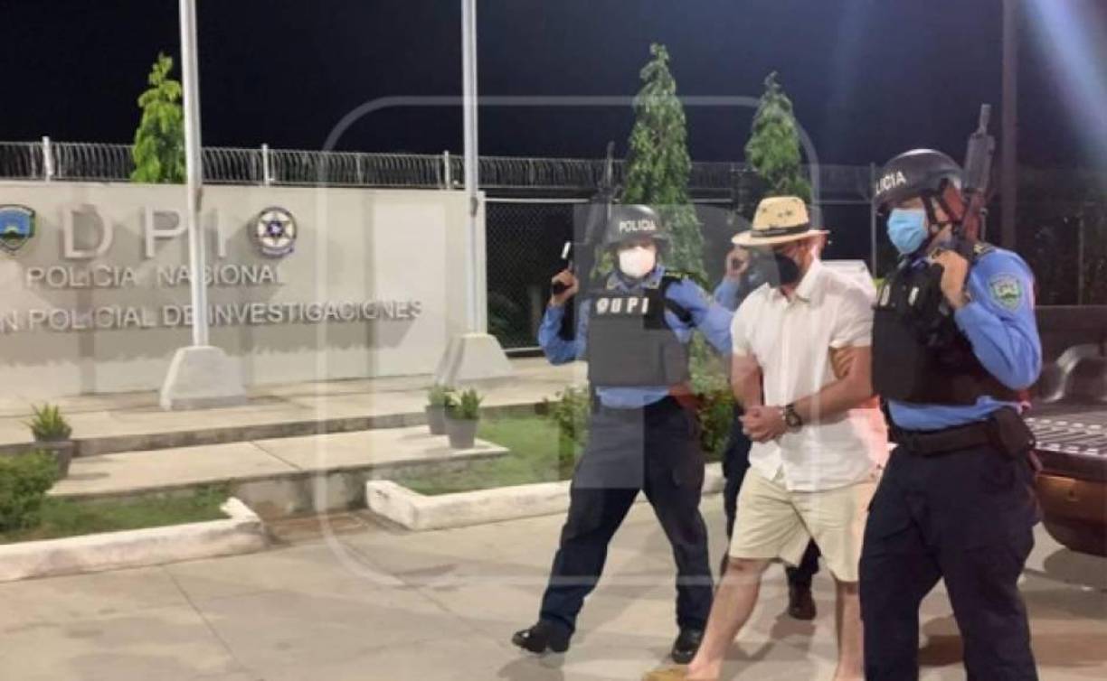 Después de estar recluido en varios centros penitenciarios fue llevado a la cárcel de El Pozo y ahí fue reseñado con el nombre de Edwin Modesto Contreras Aguilar, otro preso miembro de la pandilla 18 que estaba a punto de lograr su libertad.