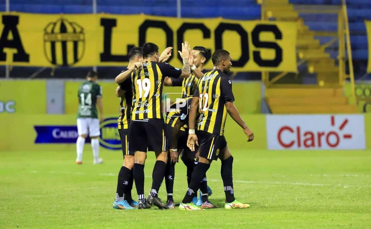 Jhow Benavídez fue felicitado por sus compañeros tras marcar el 2-0 del Real España.