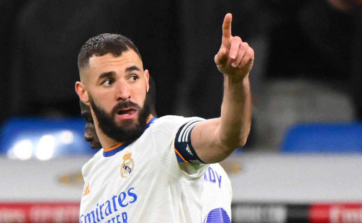 Karim Benzema, a sus 34 años, es pieza clave en el Real Madrid con el que tiene contrato hasta 2023. El jugador francés llegó al Bernabéu en 2009 procedente del Lyon y ahora, el equipo galo piensa en él para el próximo verano