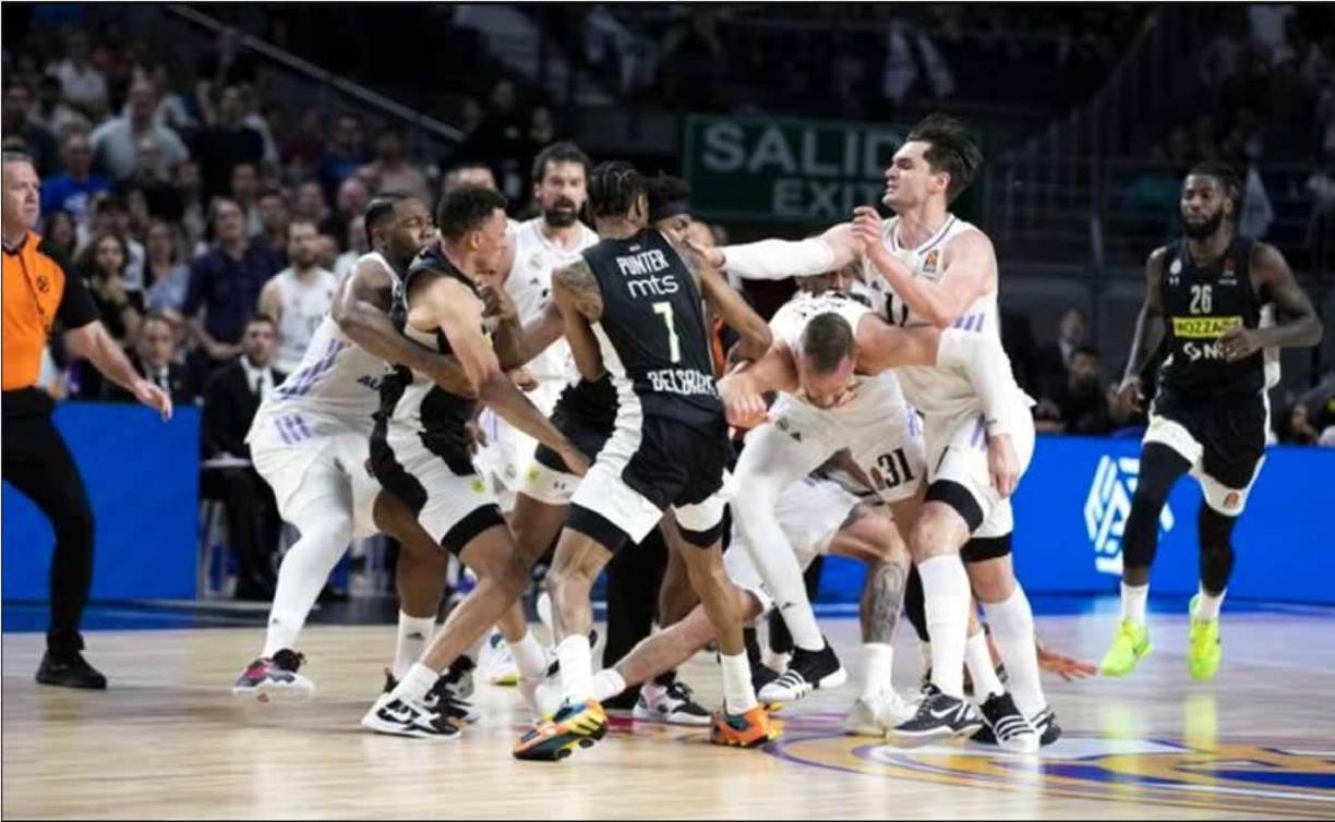 Al final los árbitros decidieron suspender el partido, porque todos los jugadores, de campo y banquillo, salvo Sergio Llull, Vincent Poirier y Zach LeDay, estaban descalificados.