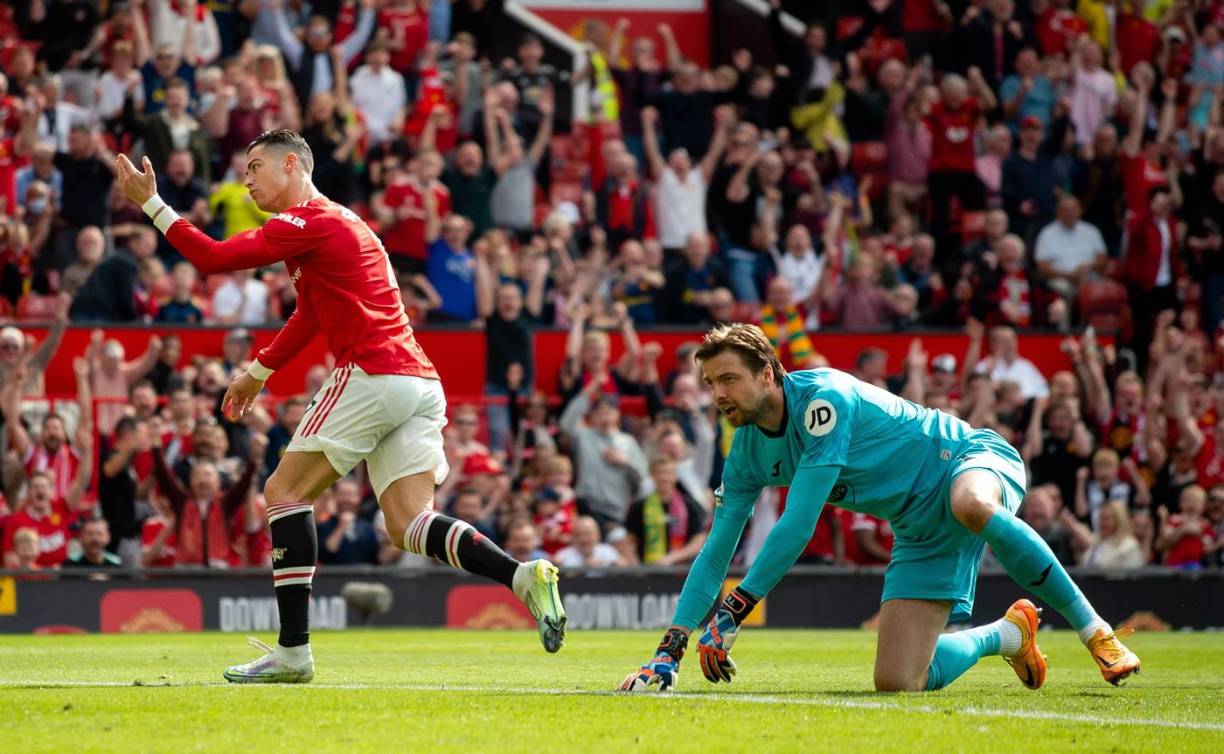 Cristiano Ronaldo corre a celebrar su primer gol, mientras el portero holandés Tim Krul se lamenta.