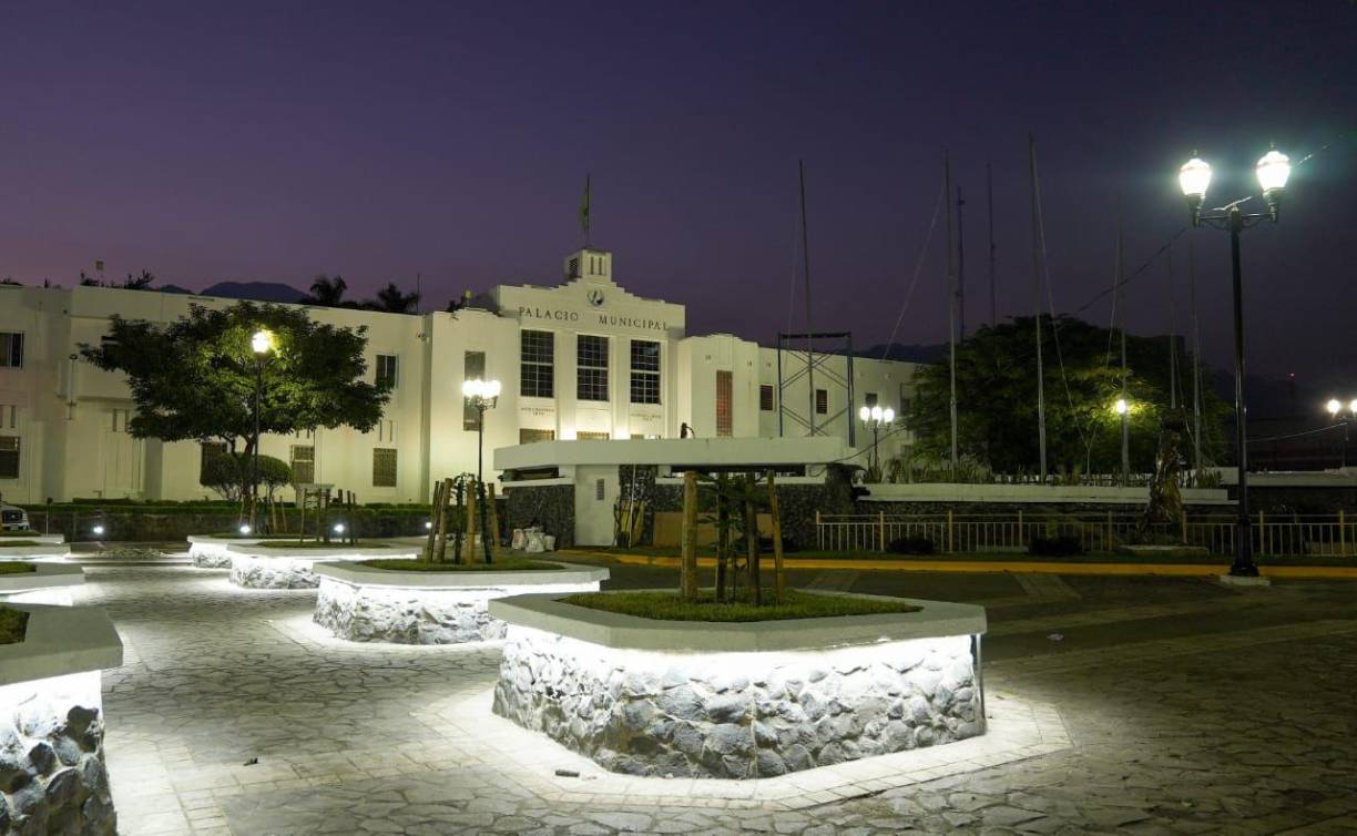 Así luce el parque central con la iluminación mejorada que fue parte de las mejoras realizadas durante los meses que permaneció cerrado.