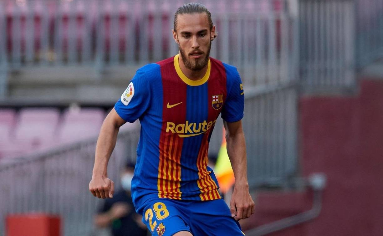 El Barça trabaja a contrarreloj para aligerar su plantilla y, en consecuencia, su masa salarial para poder acometer los fichajes que quiere Xavi en este mercado de invierno. Uno de los jugadores que la entidad culé ha puesto en el mercado es Óscar Mingueza. En las últimas horas, el Girondis de Burdeos, donde milita el hondureño Alberth Elis, ha trasladado su interés en obtener su cesión, y las dos partes están valorando esta operación.