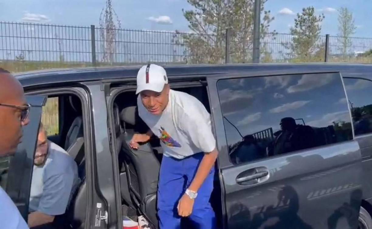 La exclusión de la gira de pretemporada del conjunto parisino por Asia no ha quitado la sonrisa al francés, que este sábado firmó autógrafos y posó para selfies con hinchas después de un entrenamiento en Poissy (periferia de París), constató un periodista de la AFP.