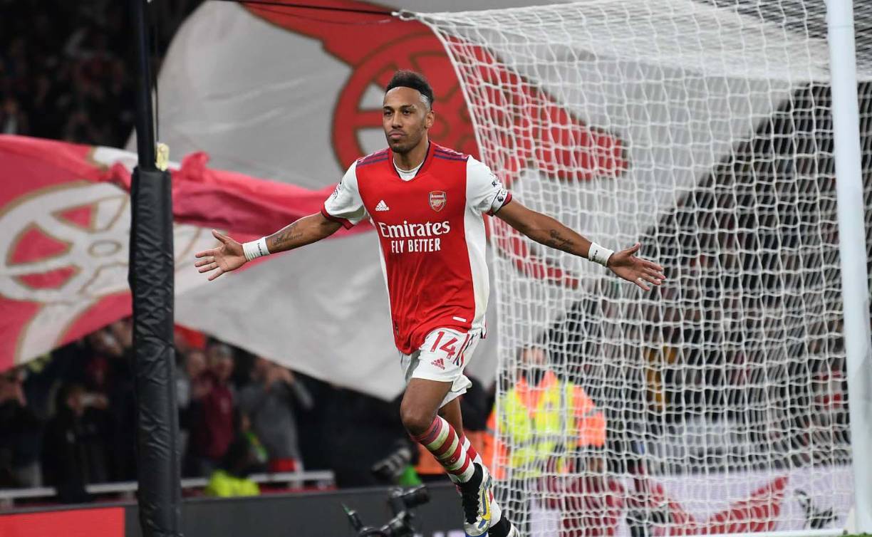 Esta temporada, Aubameyang, que solo marcó cuatro goles en la Premier League, fue apartado del equipo a principios de diciembre por un acto de indisciplina. Volvió tarde de un viaje personal y se saltó los protocolos contra LA COVID-19.