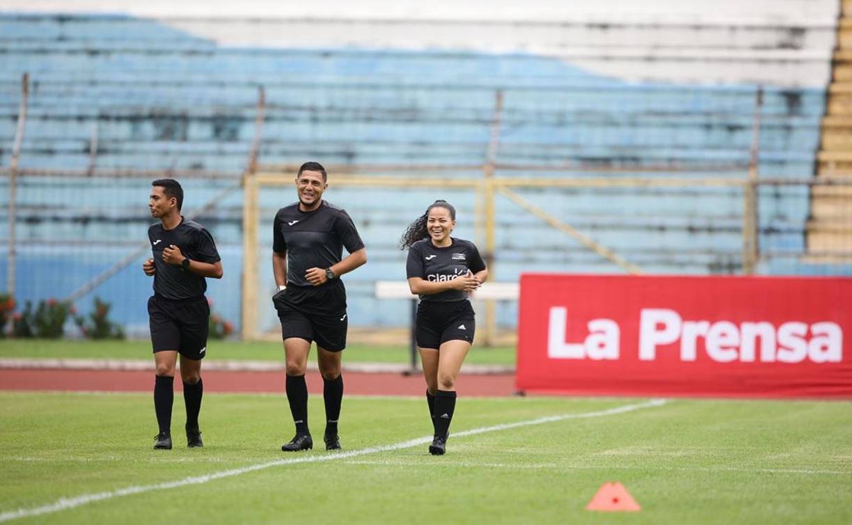 Ellos son los tres réferis que impartiron justicia en el duelo Marathón vs Victoria. ¡Qué linda la árbitra asistente!