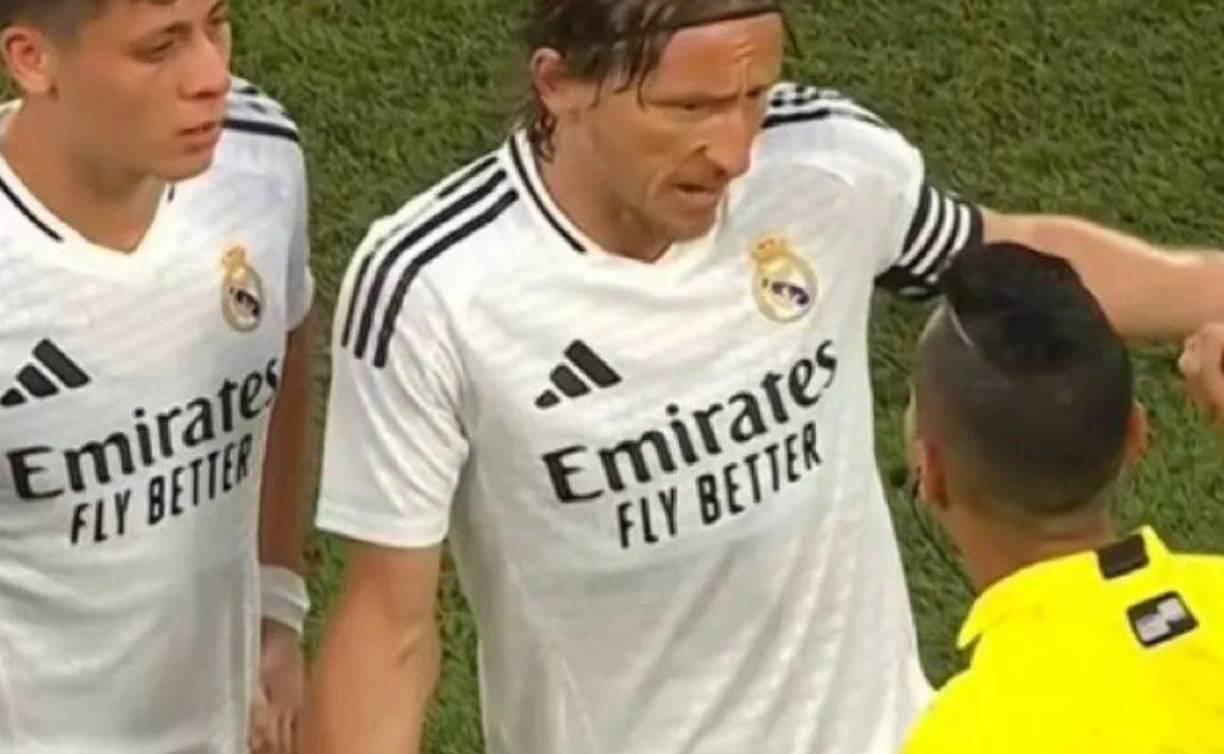El árbitro le avisó a los dos equipos que el partido tenía que detenerse. Fue entonces cuando las cámaras se fueron sobre Luka Modric, quien se mostró disgustado por la rigída determinación del silbante. “Vamos a jugar, vamos a jugar”, le reclamó al juez con un claro gesto de descontento.