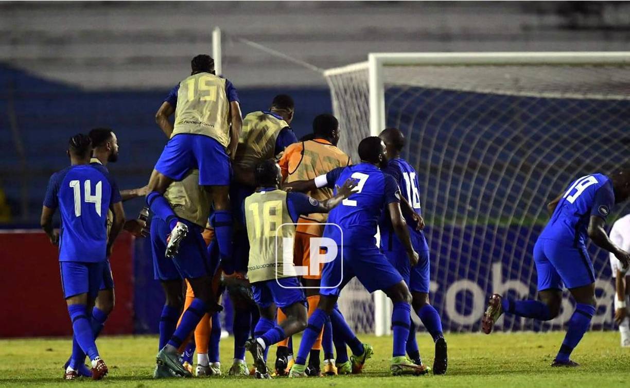 La celebración en grupo de los jugadores de Curazao tras el 0-2.
