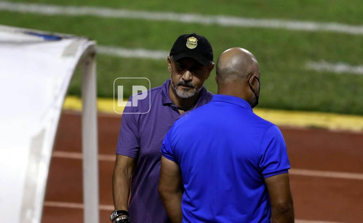 El ‘Potro’ Gutiérrez se escondió de la afición del Real España. El entrenador mexicano se quedó en el dugout hasta que los hinchas aurinegros se fueron del estadio Olímpico.