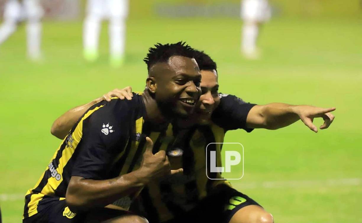 La celebración de Kevin Álvarez con Jhow Benavídez tras marcar el 1-0 del Real España.