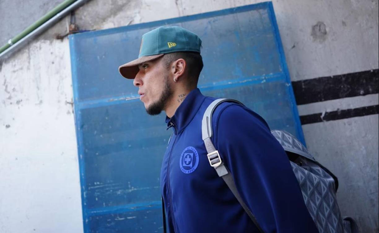 De acuerdo a información de Mediotiempo, el defensa de 30 años se reunió con los altos mandos de Cruz Azul para expresarles su intención de romper su vínculo, alegando que “por problemas personales”. Eso sí, el portal deportivo no dio a conocer si esta causa se deba tras conocerse el asesinato de su hermana el fin de semana en el Estado de México.