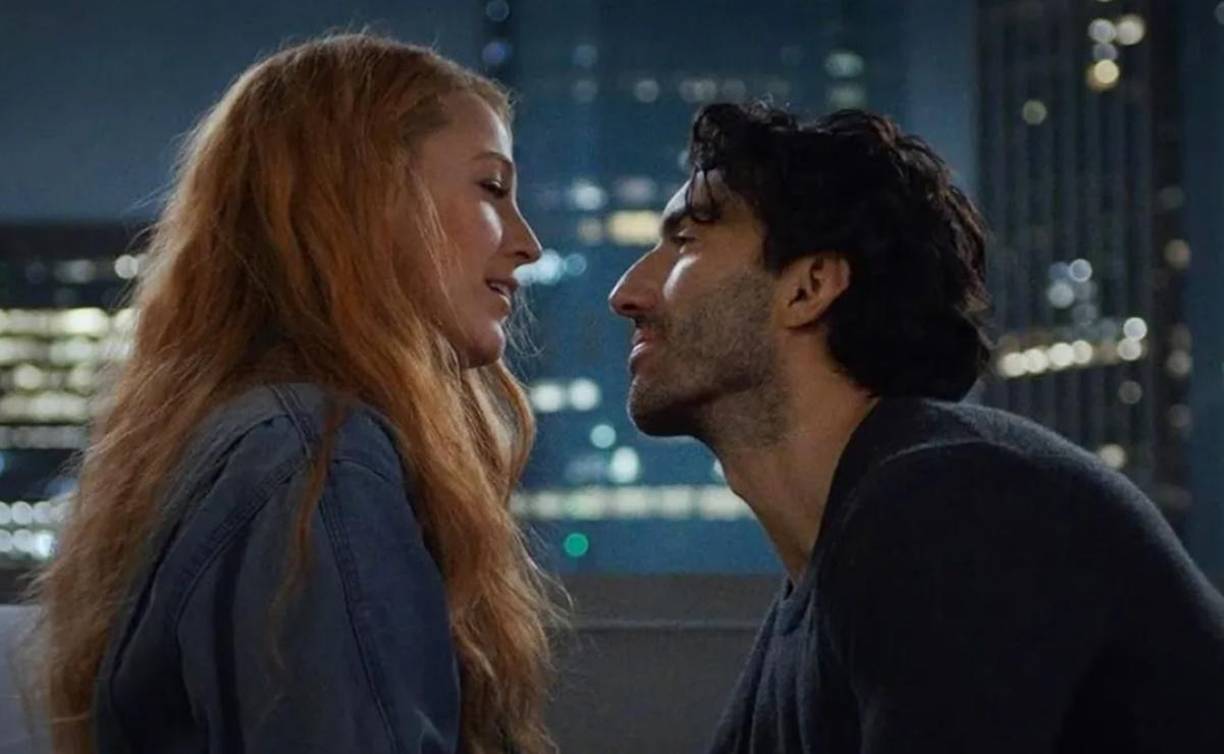 La cinta ha sido un gran éxito en las taquillas, generando 50 millones de dólares después de su estreno el fin de semana pasado. La historia gira en torno a Lily Bloom (Lively), quien escapa de una infancia difícil y abre la floristería de sus sueños, donde se encuentra con Ryle Kincaid, quien parece ser el chico de sus sueños, interpretado por Justin Baldoni, el director de la película.A continuación, detallamos las principales causas de la polémica: