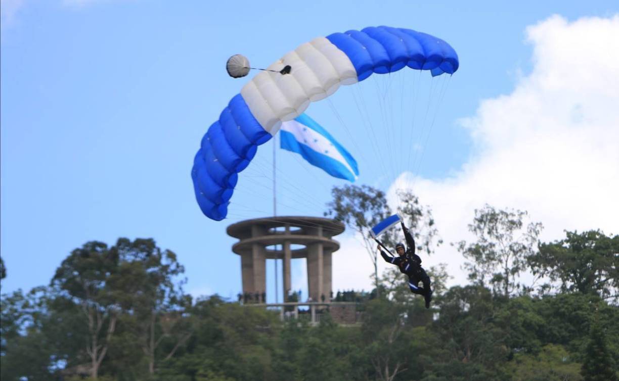 Los paracaidistas mostraron sus habilidades en los saltos libres que con anterioridad ensayaron para deleitar la fiesta cívica que se vive siempre en las instalaciones del Estadio Nacional cuando se celebra la Independencia de Honduras.
