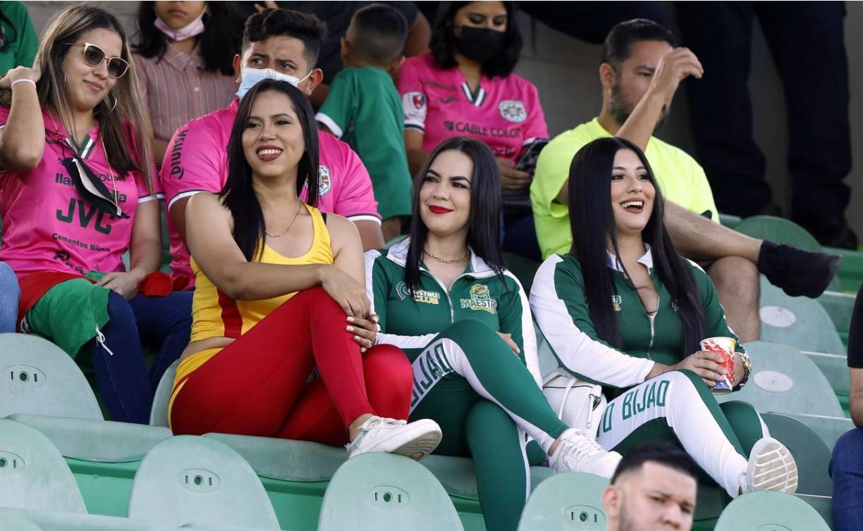Las guapas edecanes que robaron miradas en el derbi sampedrano en el Yankel.