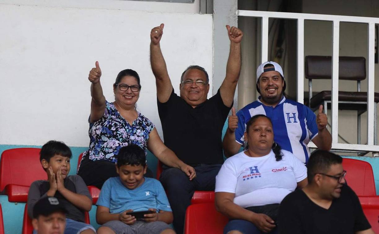 Estos aficionados llegaron desde muy temprano al estadio Nacional Chelato Uclés para disfrutar de la previa del partido.