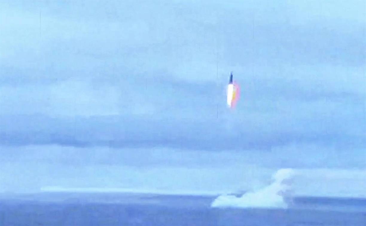 “Bajo la dirección del comandante supremo de las fuerzas armadas, Vladimir Putin, las fuerzas de disuasión estratégica terrestres, marítimas y aéreas llevaron a cabo un entrenamiento, durante el cual se efectuaron lanzamientos prácticos de misiles balísticos y de crucero”, indicó el Kremlin en un comunicado.