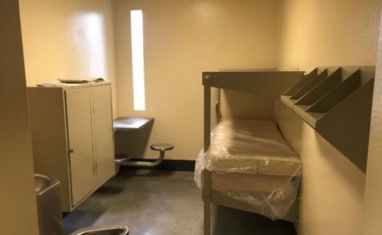 La prisión está situada en Terraza, Orlando, Florida, y tiene 2,055 reclusos. La semana pasada, Fredy Nájera fue condenado a 30 años de prisión por conspirar para importar cocaína a Estados Unidos y poseer ametralladoras y dispositivos destructivos durante el transcurso de la conspiración.