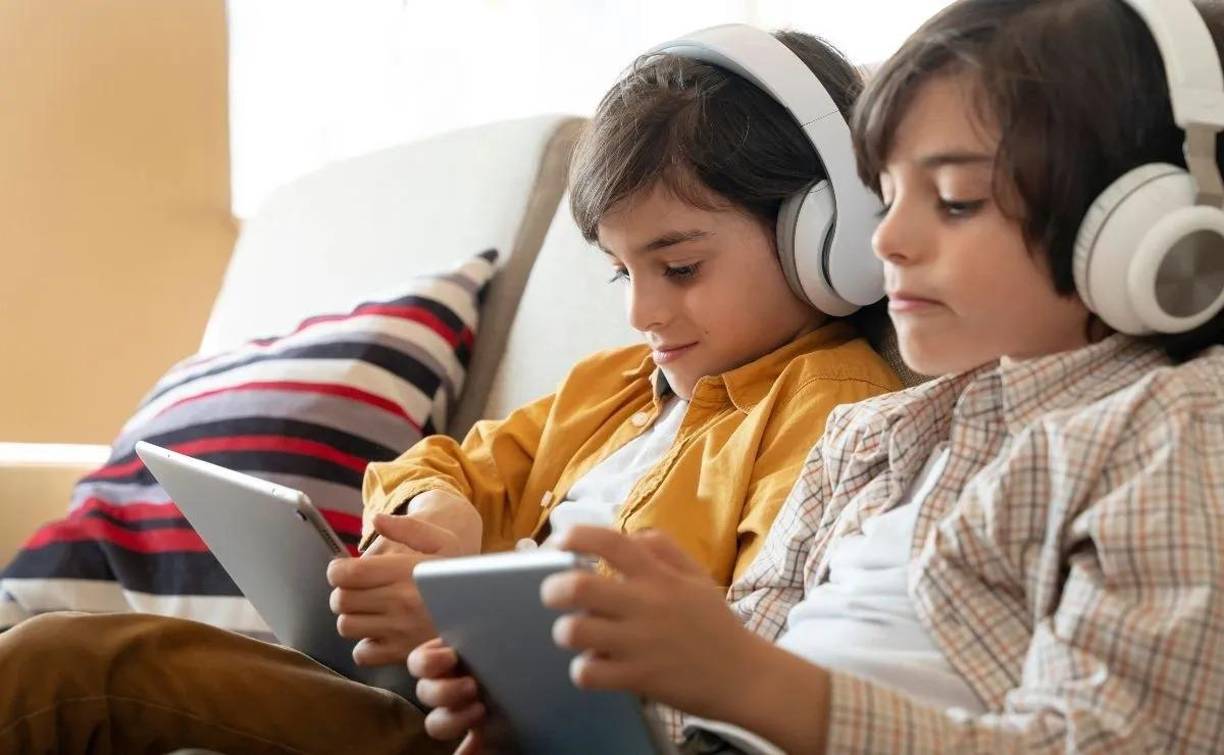 Generación Alfa - Nacidos entre los años 2010 y 2024. Crecen rodeados de pantallas y las usan como si fuese parte inherente de sus vidas. 