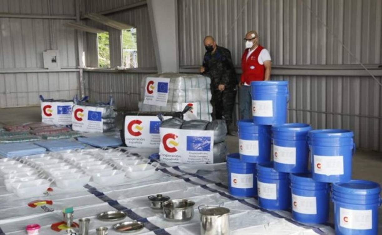 Debido a que el aeropuerto de San Pedro Sula quedó muy dañado por las inundaciones, el avión de la reina tuvo que aterrizar en La Ceiba y proseguir en automóvil hasta la segunda ciudad del país, situada al norte.