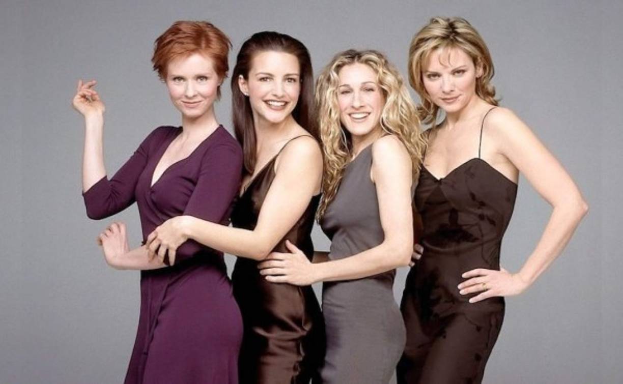 Fue un 6 de junio de 1998 cuando se estrenó el primer capítulo de la serie basada en las vivencias de Carrie Bradshaw, un personaje creado por la escritora Candace Bushnell, quien publicó el libro Sex and the City, editado en 1997.<br/> <br/>Luego de seis exitosas temporadas, 94 episodios, llegó a su fin el 22 de febrero de 2004.