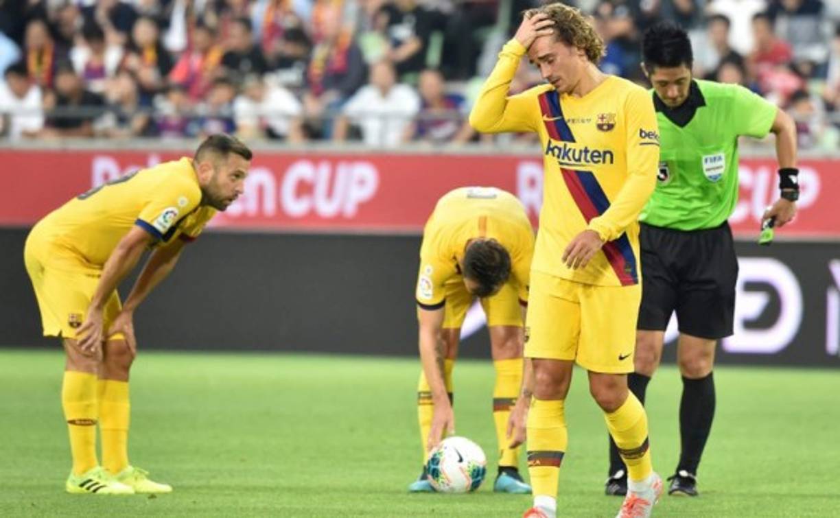 Griezmann se mostró atento y preocupado por su falta de gol en el partido.