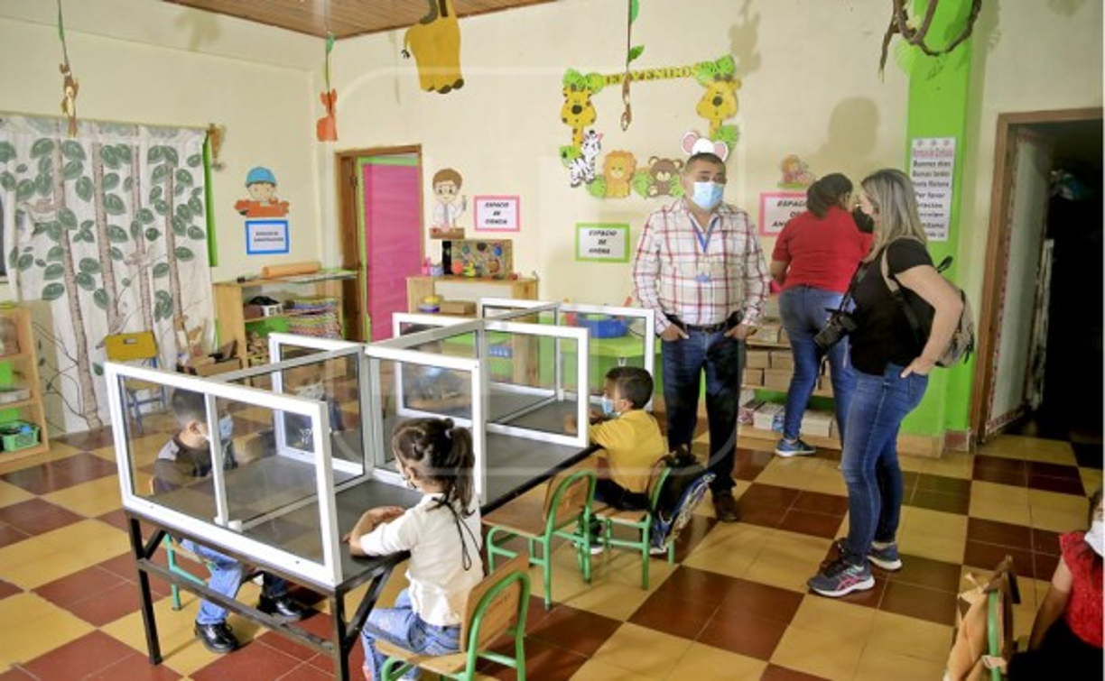 Esta medida obliga a que los docentes permanezcan incluso en doble jornada en aquellos centros con alta matrícula, con el fin de atender a grupos reducidos en la mañana y en la tarde a otros grupos.Se solicita que cada estudiante lleve su propio alcohol en gel, y cuando son de escasos recursos, los docentes gestionan donativos con organizaciones locales para siempre proveer los centros con artículos de limpieza y desinfección. <br/>