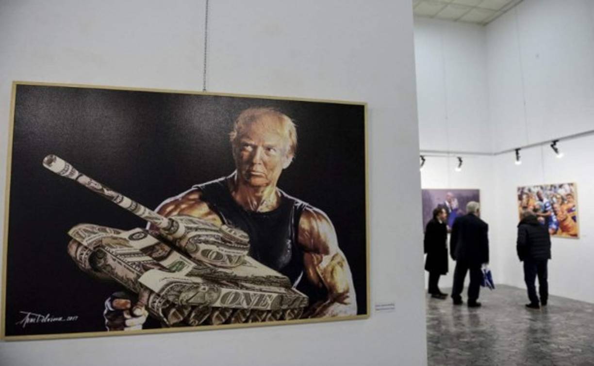 Un artista albanés ha expresado su admiración por el presidente estadounidense, Donald Trump, transformándolo en Rambo, un sacerdote de la mitología griega o Jesucristo crucificado, en una exposición en el Museo Histórico Nacional de Tirana.