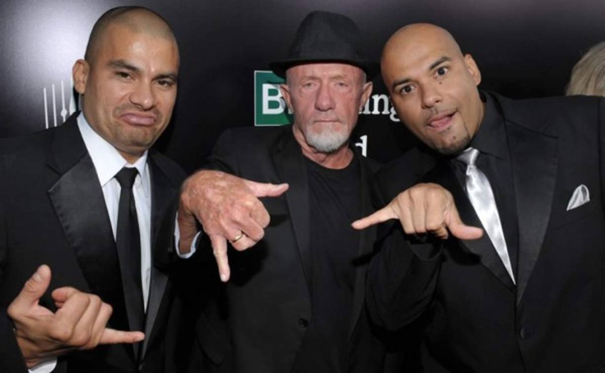 Los hermanos Moncada, con el actor Jonathan Banks.