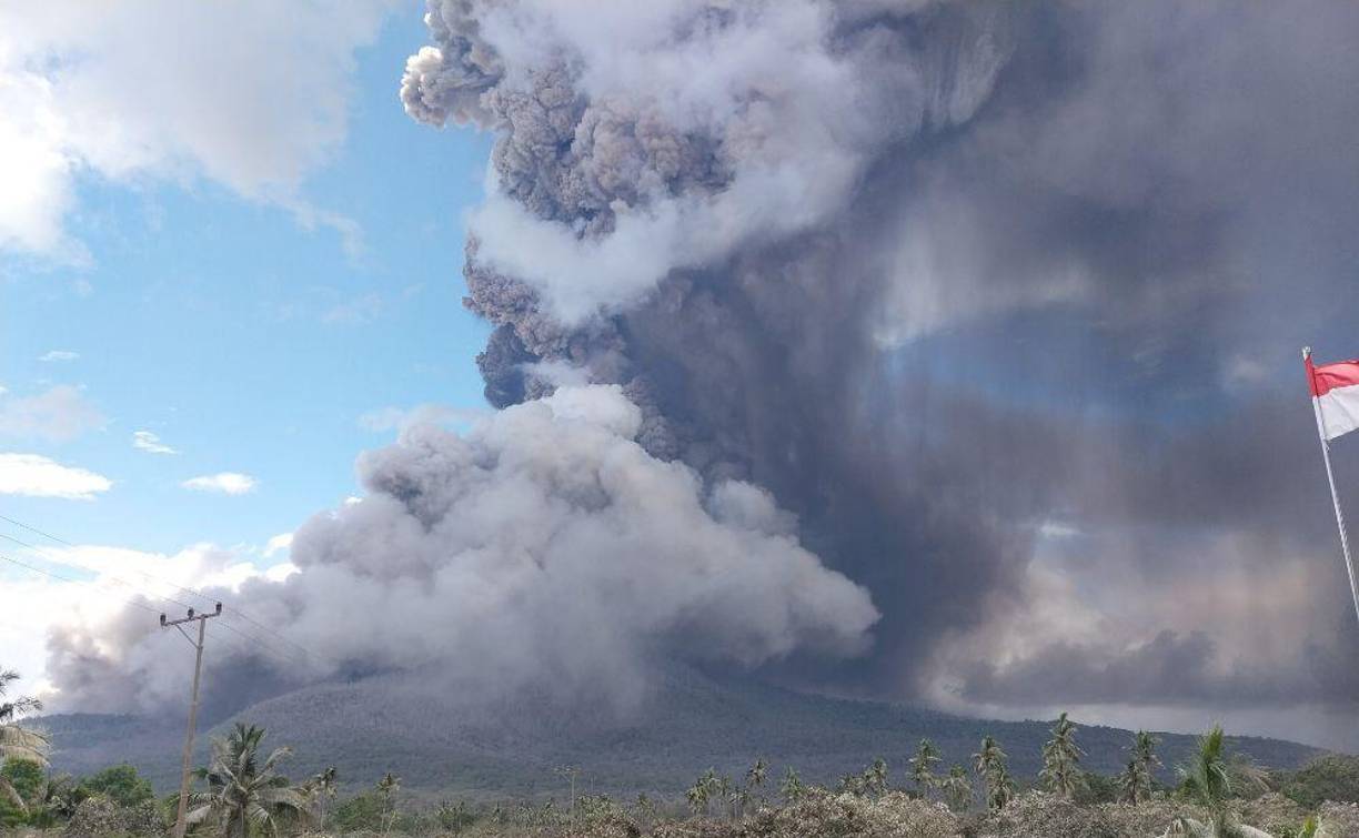  La segunda erupción, que ocurrió durante la segunda semana de noviembre, lanzó imponentes columnas de ceniza visibles a kilómetros de distancia y material volcánico como rocas humeantes, lava y grava caliente.