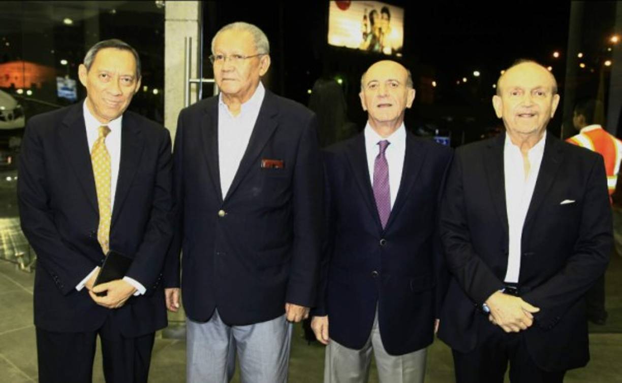 Rodrigo Wong, Juan Martínez con Nicolás y William Chahín.