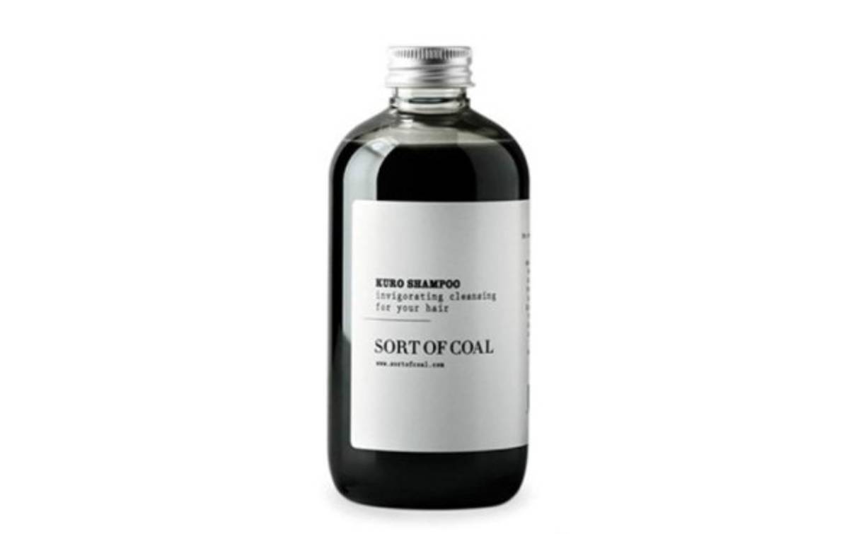 Kuro Shampoo-Sort of Coal: Este shampoo ha sido creado con ingredientes naturales, tanto para cabello normal como graso, este producto absorberá todas las impurezas y podrás limpiar tu cabello a profundidad.