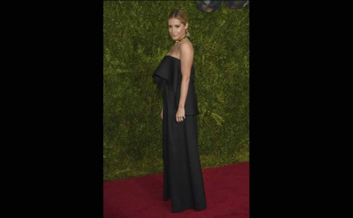 Ashley Tisdale. La actriz y modelo optó por un conjunto negro de pantalones acampanados y top con volante de Solace.