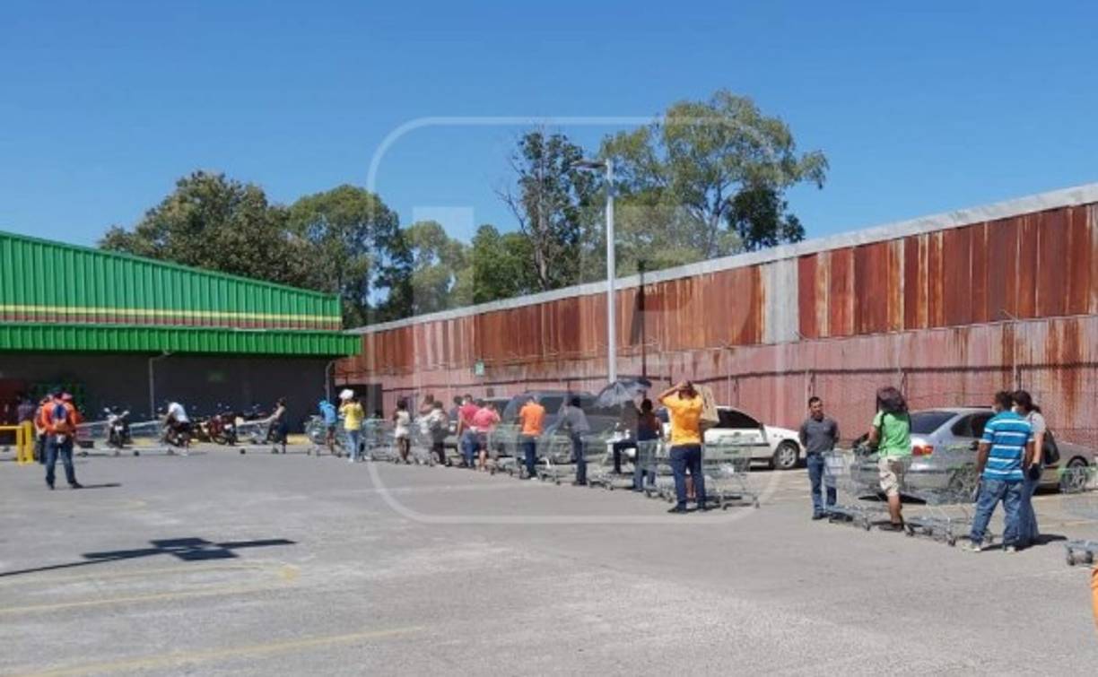 En La Ceiba, los ciudados han respetado las medidas y distancias establecidas por las autoridades a la hora de ingresar a los supermercados.