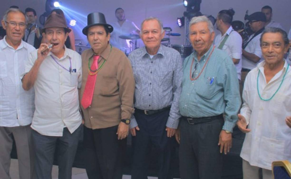 Los veteranos comunicadores Antonio Peña, Renán Martínez, Adelmo Argueta, Jorge Altamirano, Salomón Salguero y Carlos Hernández recibieron sonoros aplausos del gremio periodístico sampedrano por su impecable trayectoria.
