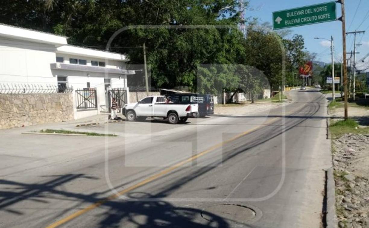 Unas cuantas personas están en turno de trabajo en Medicina Forense.