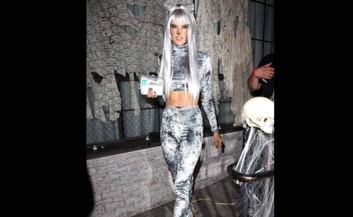 Alessandra Ambrosio. Vestida de sexy gatita llegó la supermodelo brasileña en la fiesta de Halloween en un conocido bar de West Hollywood, en Los Ángeles.
