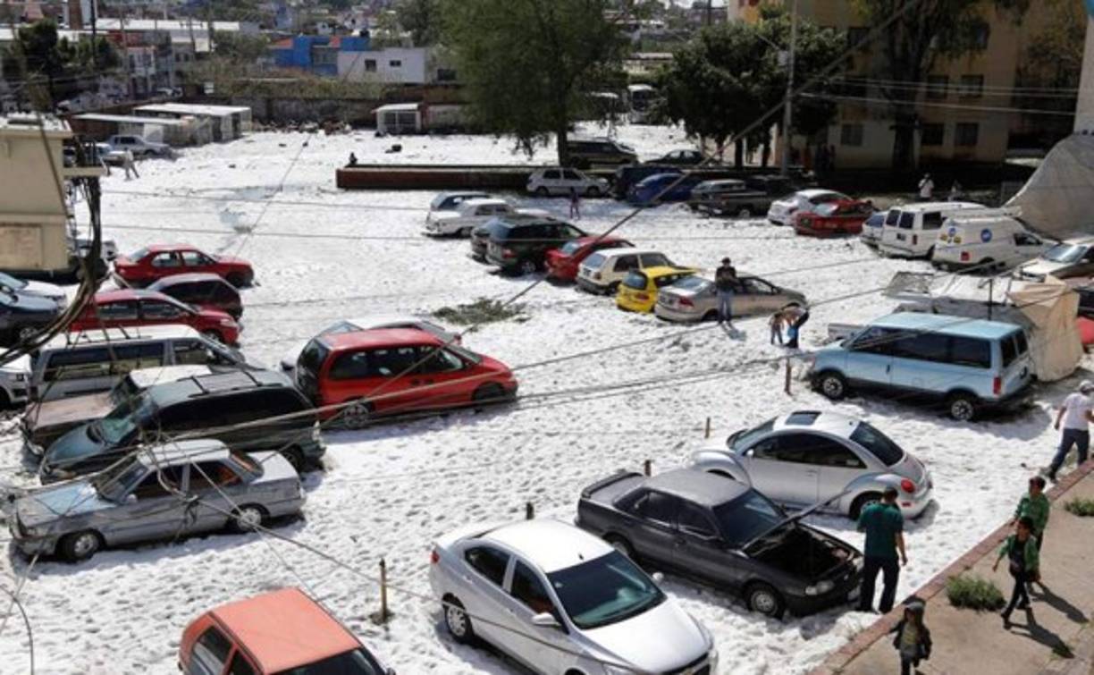 Bomberos de Guadalajara y miembros de Protección Civil de Jalisco trabajan en la remoción de toneladas de granizo y la evaluación de los daños.