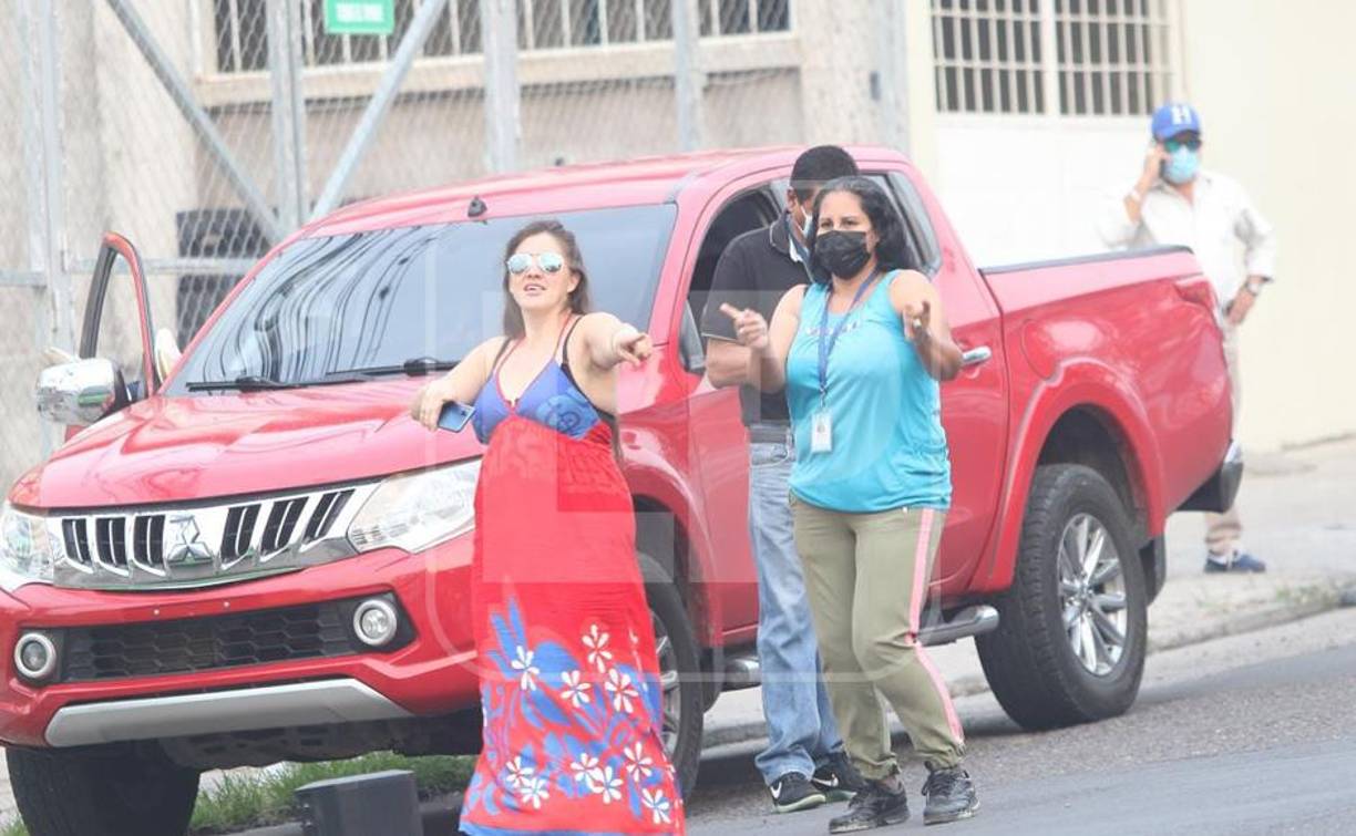 Algunos seguidores de oposición se acercaron a Los Cobras previo a la extradición de Juan Orlando Hernández. 