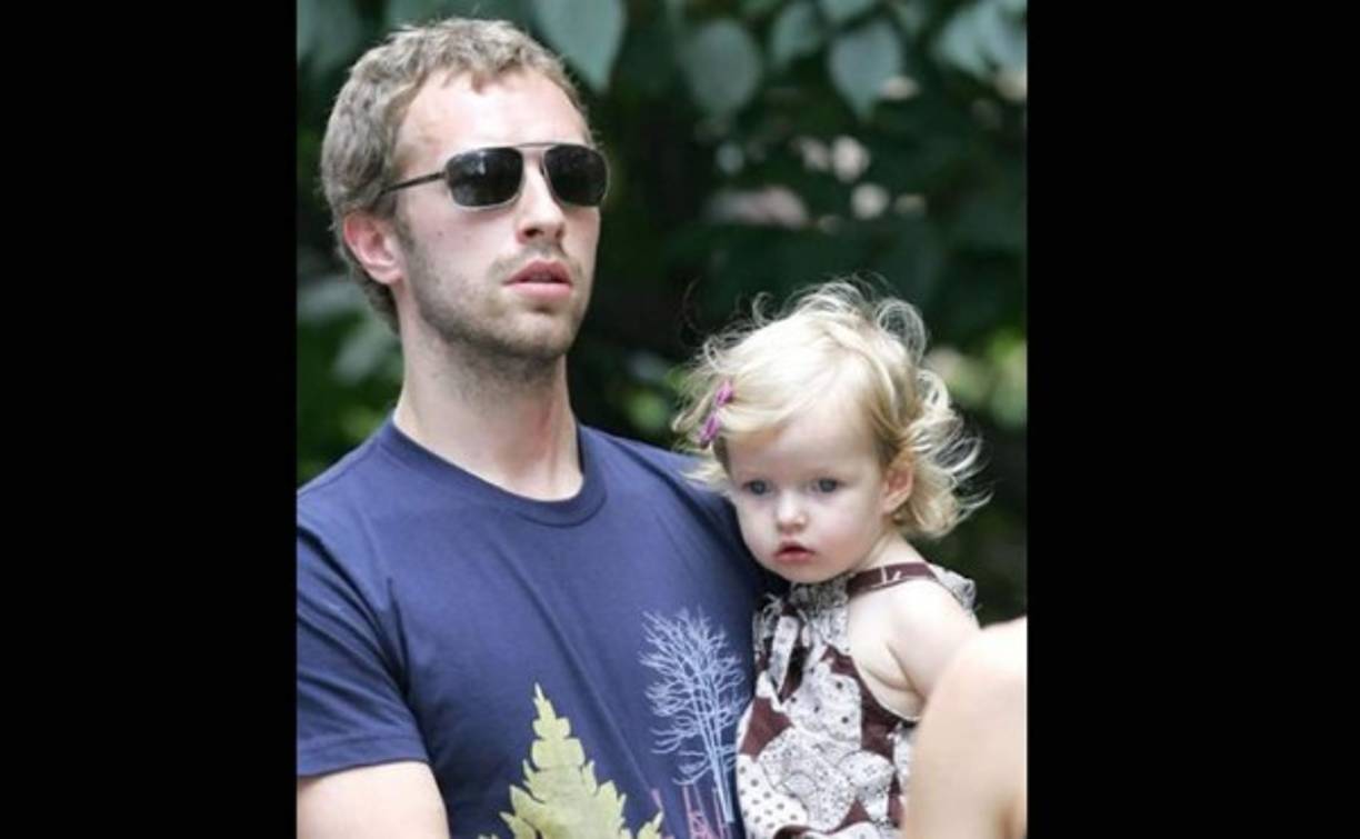 Chris Martin con su pequeña Apple.