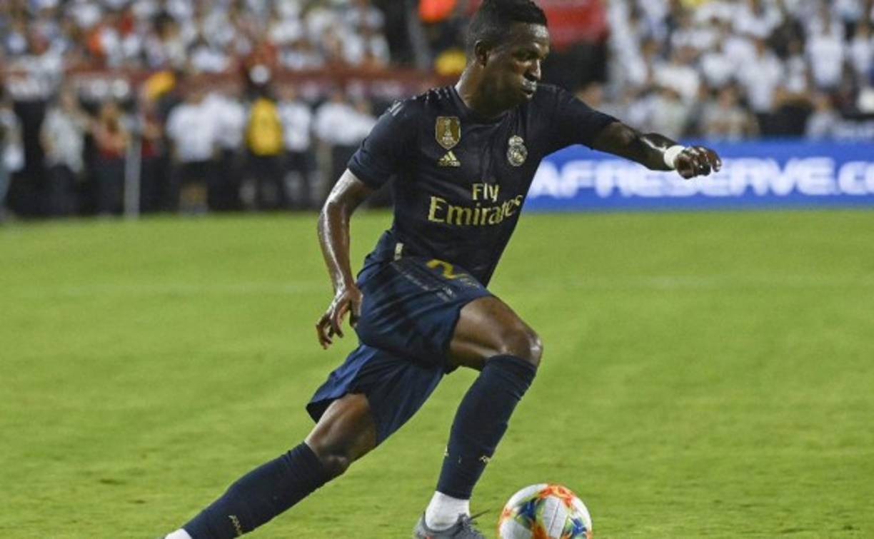 Una de las novedades relevantes en este once está de nuevo la aparación del brasileño Vinicius Junior. El jugador espera que sea su temporada.