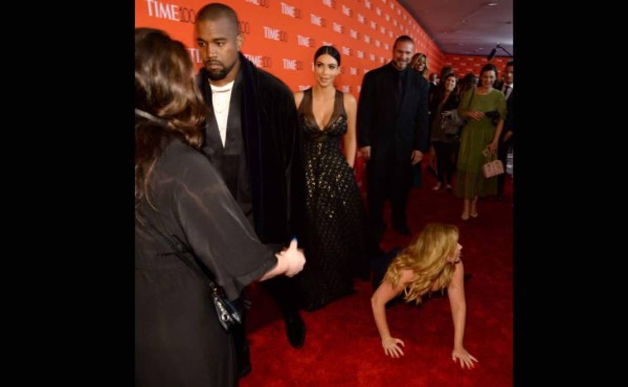 Amy Schumer no pasó desapercibida en la ceremonia que rindió homenaje a las 100 personas más influyentes del mundo escogidas por la revista TIME.