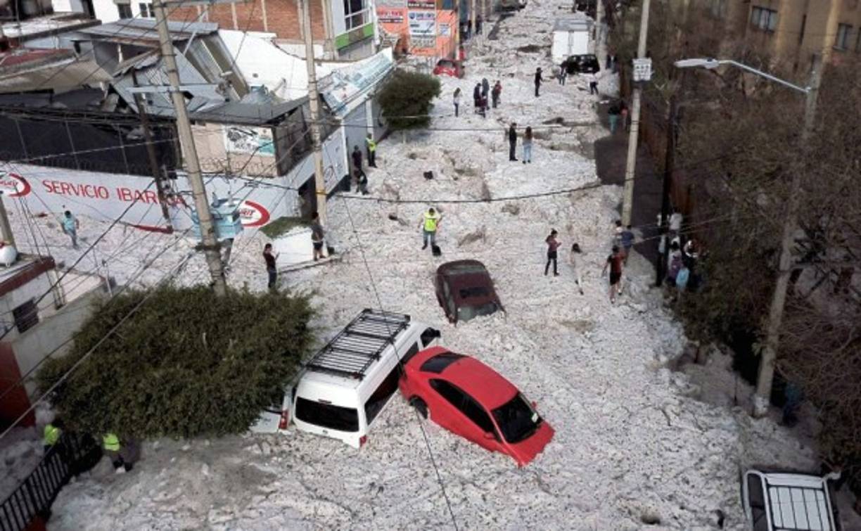 En las calles, los niños jugaban con bolas de hielo mientras elementos de Protección Civil y militares retiraban de las avenidas bloques de hielo con maquinaria pesada.<br/>
